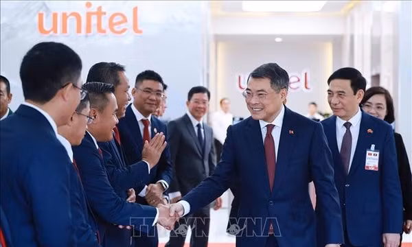 Thủ tướng Lê Minh Hưng thăm, làm việc với Công ty Unitel tại Lào