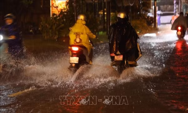 TP Hồ Chí Minh: Triều cường dâng cao gây ngập sâu nhiều tuyến đường