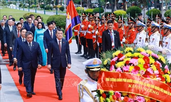 Thủ tướng Lê Minh Hưng đặt vòng hoa tại Đài Độc lập, Đài tưởng niệm và Đài Hữu nghị Campuchia - Việt Nam