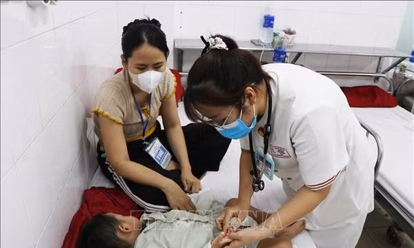 Tăng cường giường bệnh, huy động nhân lực để khám, chữa bệnh cho trẻ khi chuyển mùa