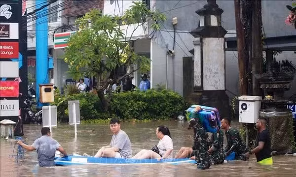 Indonesia: Sơ tán hàng trăm người do lũ lụt