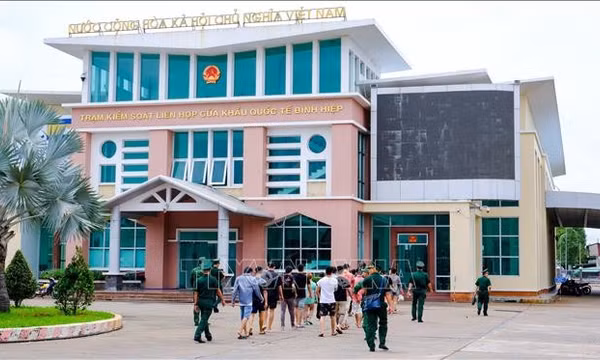 Tây Ninh tiếp nhận 23 công dân do Campuchia trao trả, phát hiện 1 đối tượng truy nã