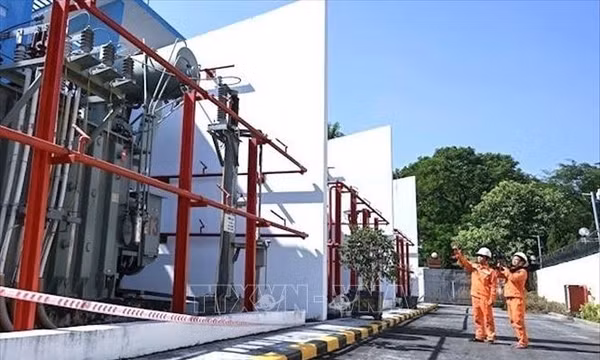 Công nhân EVNHANOI kiểm tra tình trạng vận hành Trạm biến áp Công viên Thống Nhất. Ảnh: Quốc Lũy/TTXVN