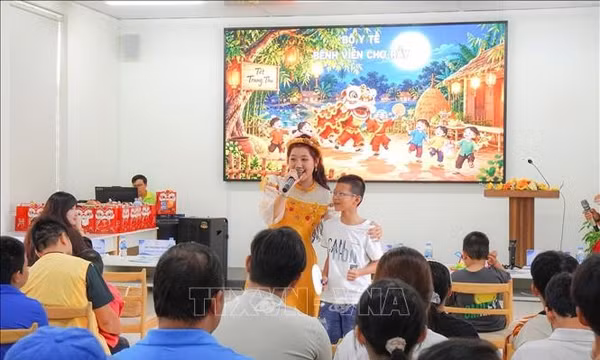 Mang 'Vầng trăng yêu thương' đến với các bệnh nhi