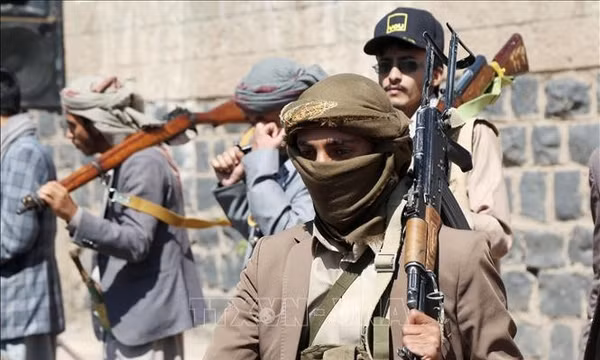 Houthi tấn công căn cứ quân sự Yemen, trên 250 người thương vong