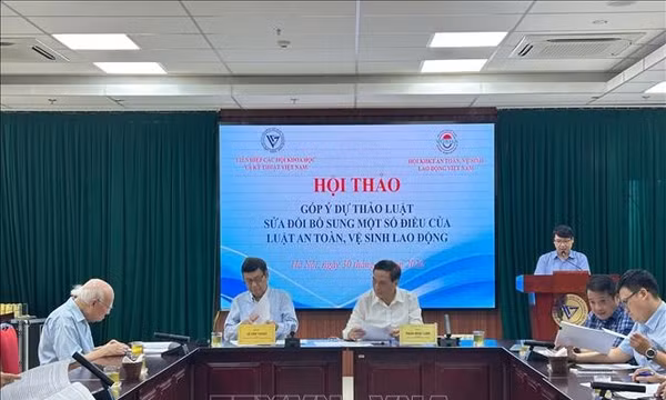 Đề xuất công cụ bảo vệ người lao động trong bối cảnh phát triển mới