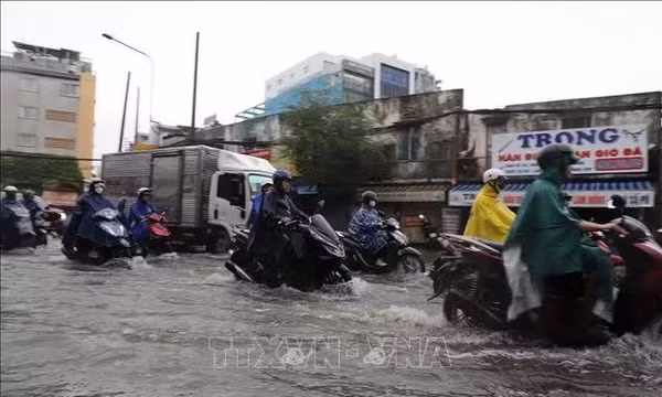 Triều cường lên cao, khu dân cư Rạch Cùng ngập sâu trong nước