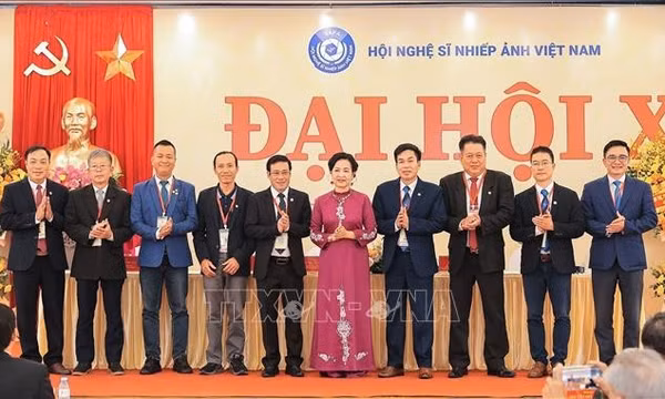 Bà Trần Thị Thu Đông tái đắc cử Chủ tịch Hội Nghệ sĩ Nhiếp ảnh Việt Nam