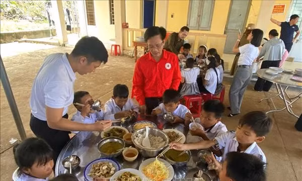 Hỗ trợ bữa ăn dinh dưỡng cho trẻ em nghèo, khuyết tật đồng bào Ca Dong