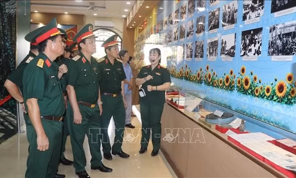 Tái hiện lịch sử qua triển lãm '80 năm vững bước dưới cờ Đảng quang vinh'