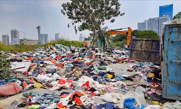 Gần 300 tấn quần áo cũ bị đổ bỏ ở Hà Nội đang được đưa đi xử lý 