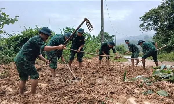 Bộ đội Biên phòng khẩn trương giúp dân khắc phục hậu quả mưa lũ