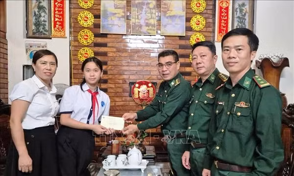 Tiếp nối nghĩa tình đồng đội, chăm lo con của các liệt sĩ Biên phòng