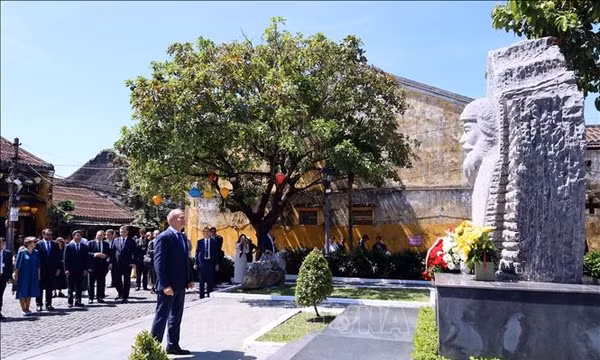 Thủ tướng Ba Lan Donald Tusk thăm phố cổ Hội An