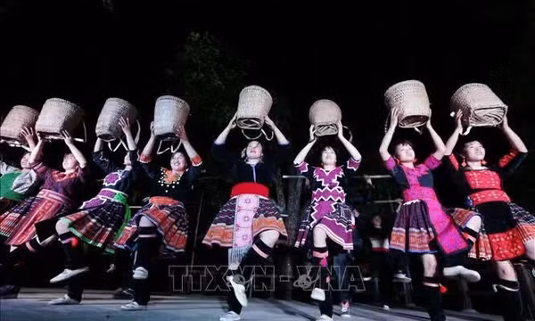 Để trang phục truyền thống dân tộc thực sự 'sống' cùng thời đại