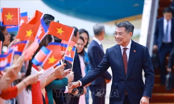 Thủ tướng Lê Minh Hưng bắt đầu thăm chính thức Vương quốc Campuchia