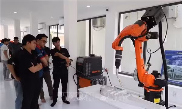 Thử nghiệm robot công nghiệp tại Trung tâm Đào tạo, Nghiên cứu và Phát triển Ứng dụng Robot Công nghiệp và Trí tuệ nhân tạo (trường Đại học Bách khoa - Đại học Đà Nẵng). Ảnh minh họa: Khoa Chương/TTXVN.