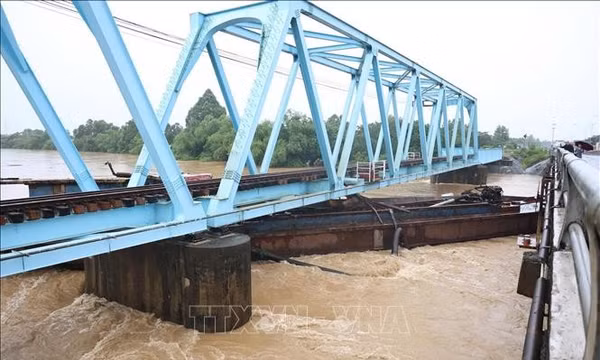 Thống nhất phương án xử lý các sà lan mắc kẹt do mưa lũ