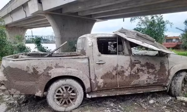 Phát hiện xương người trong xe ô tô dưới lòng kênh