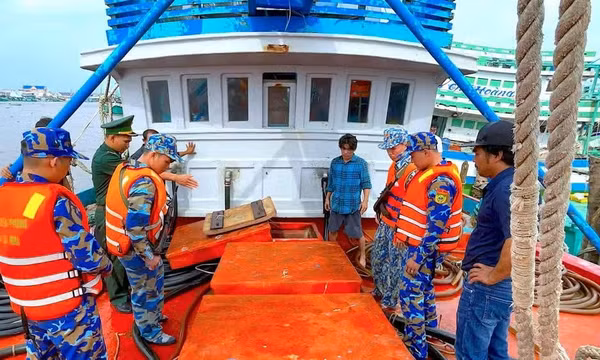 Phát hiện hơn 40.000 lít dầu không rõ nguồn gốc trên biển