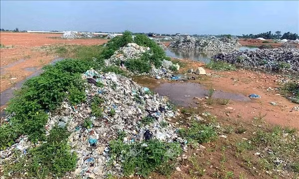 Hà Tĩnh: Cần sớm xử lý hàng trăm tấn rác trong khu công nghiệp