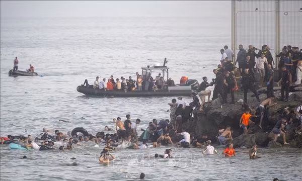 IOM: Khoảng 2.300 người thiệt mạng khi vượt biển đến châu Âu