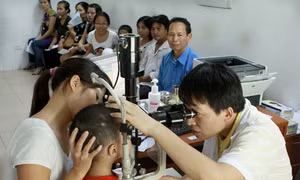 Người đau mắt đỏ cần đến ngay cơ sở y tế
