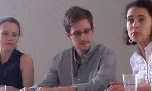 Snowden gặp các nhà hoạt động nhân quyền tại sân bay Sheremetyevo (Mátxcơva) (ảnh: AFP)