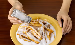 Bộ Y tế kêu gọi người dân giảm nửa lượng muối ăn hằng ngày