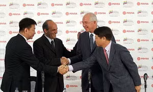Các quan chức của Venezuela và Samsung chúc mừng nhau tại lễ ký (ảnh: Pdvsa)