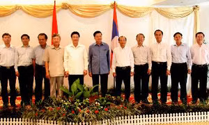 Bộ trưởng Ngoại giao làm việc tại Lào