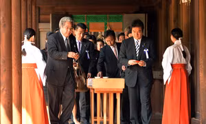 Bộ trưởng nội các Nhật Bản thăm đền Yasukuni