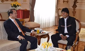 Phó Thủ tướng Vũ Văn Ninh hội kiến Tổng thống Morales (Ảnh: Quang Sơn/TTXVN)