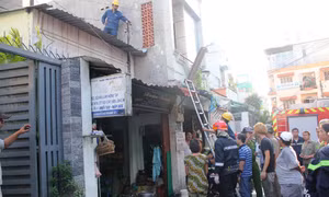Giải cứu cụ già và cháu nhỏ trong căn nhà bốc cháy