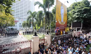 Thái Lan: Biểu tình trong hơi cay và vòi rồng