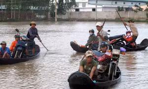 Theo chân những người lính cứu người trong lũ dữ 