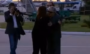 Bà Cristina chào ông Mujica tại sân bay Aeroparque trước khi hai người cùng bay đi Peru (ảnh: Telam)