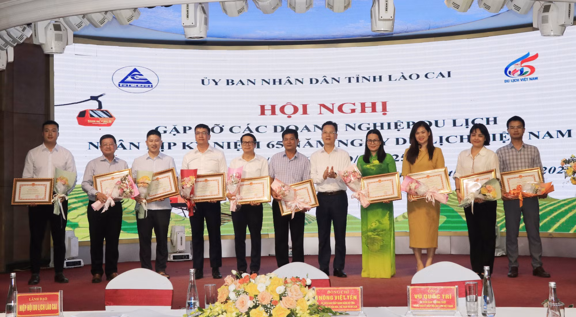 Phó Chủ tịch UBND tỉnh Lào Cai Nguyễn Thành Sinh tặng Bằng khen cho các tập thể.