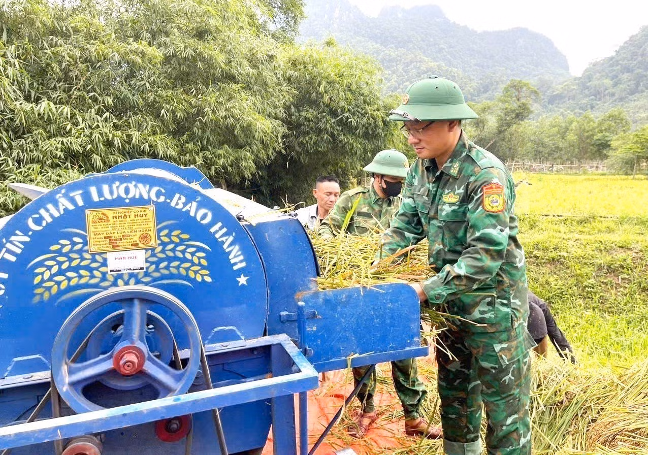 Đồn Biên phòng Cà Xèng (Bộ đội Biên phòng Quảng Trị) tích cực bám bản bám làng, đến với bà con “cầm tay, chỉ việc” giúp người dân sản xuất hiệu quả mô hình lúa nước Rục Làn. Ảnh: TTXVN phát
