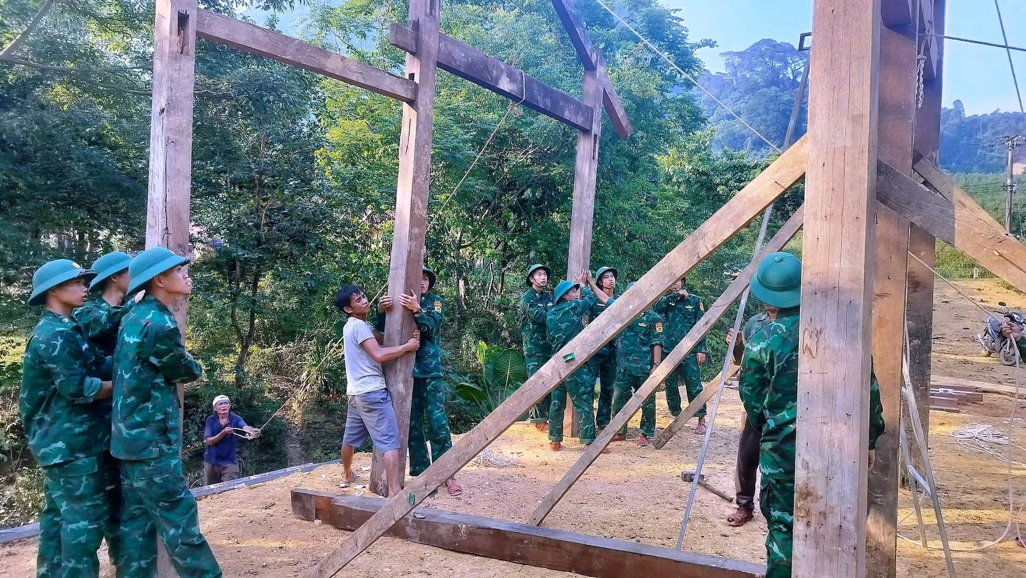 Qua chương trình "Thứ Bảy về bản" Bộ đội Biên phòng Quảng Trị đã thực hiện hơn 5.200 ngày công giúp dân với hơn 40 mô hình trọng điểm. Ảnh: TTXVN phát