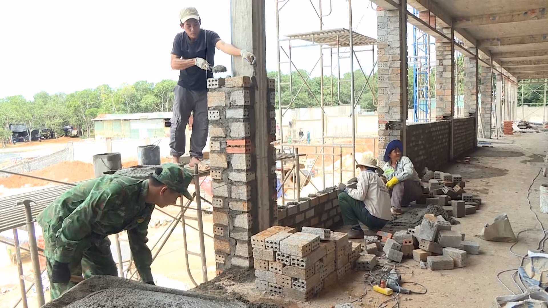 Thi công trường Phổ thông nội trú liên cấp Tiểu học và Trung học cơ sở Ia Púch.