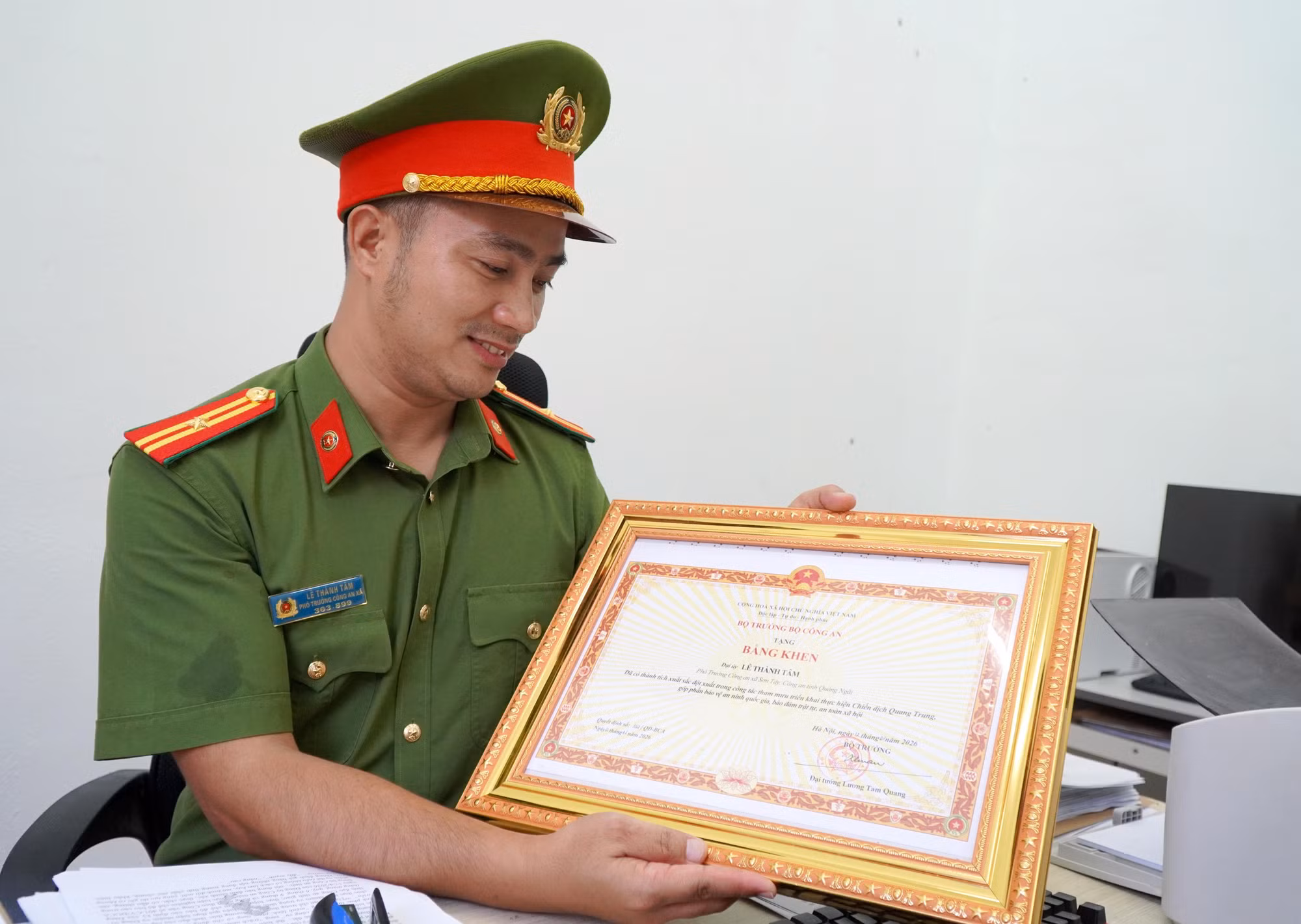 Thiếu tá Lê Thành Tâm được Bộ trưởng Bộ Công an tặng Bằng khen vì có thành tích xuất sắc đột xuất trong công tác tham mưu triển khai thực hiện Chiến dịch Quang Trung, góp phần bảo vệ an ninh quốc gia, bảo đảm trật tự, an toàn xã hội năm 2026.