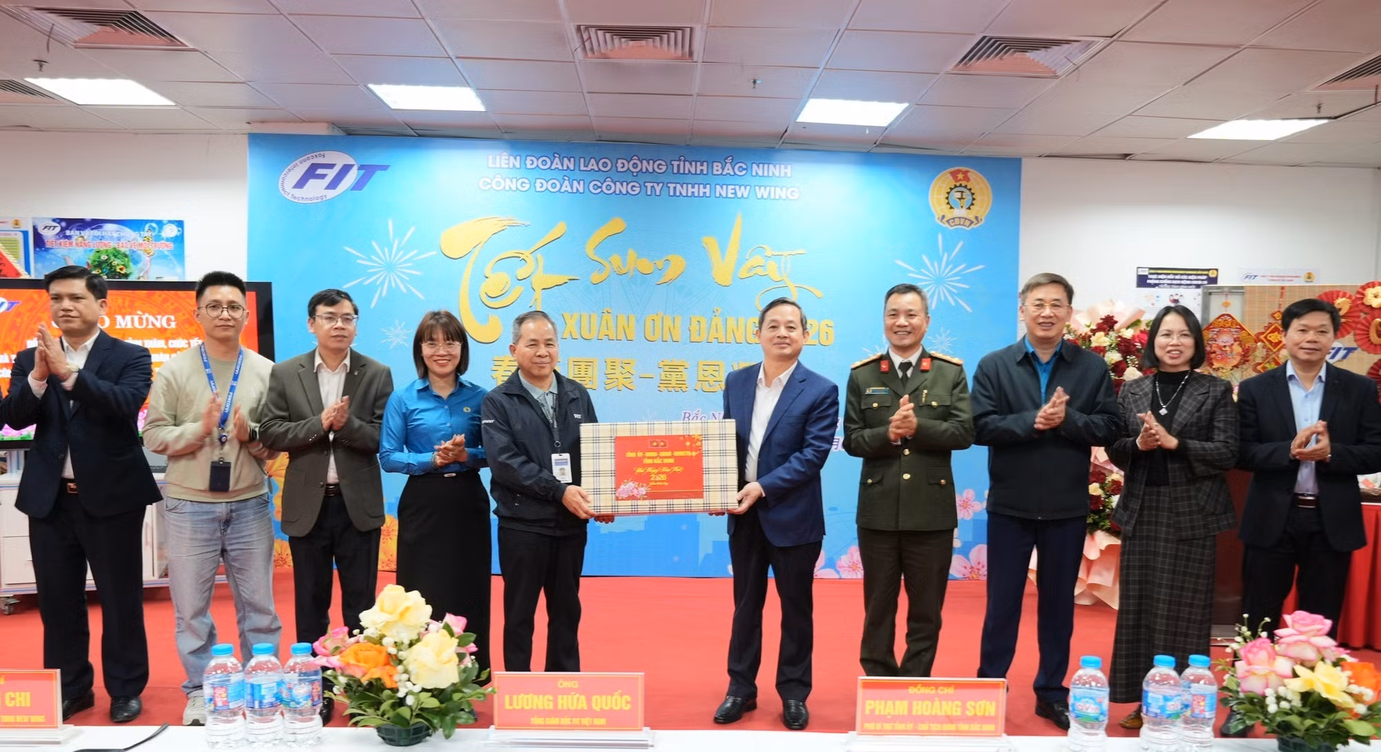 Chủ tịch UBND tỉnh Bắc Ninh Phạm Hoàng Sơn tặng quà Tết cho lãnh đạo Công ty TNHH New Wing. Ảnh: Đồng Thúy/TTXVN