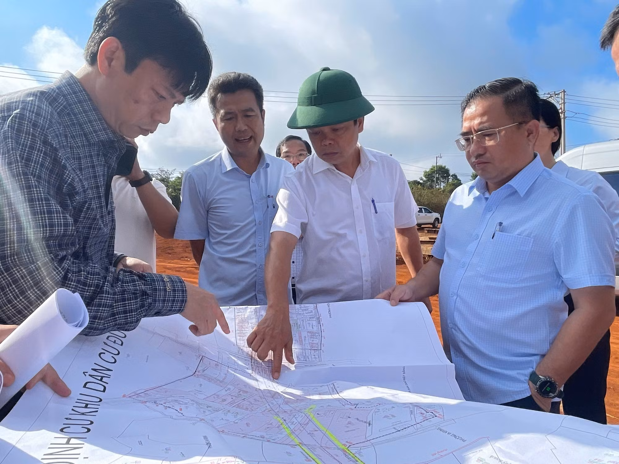 Ông Nguyễn Hữu Quế, Phó Chủ tịch UBND tỉnh Gia Lai, kiểm tra thực địa dự án đường Nguyễn Văn Linh (thành phố Pleiku). Ảnh: Hoài Nam/TTXVN