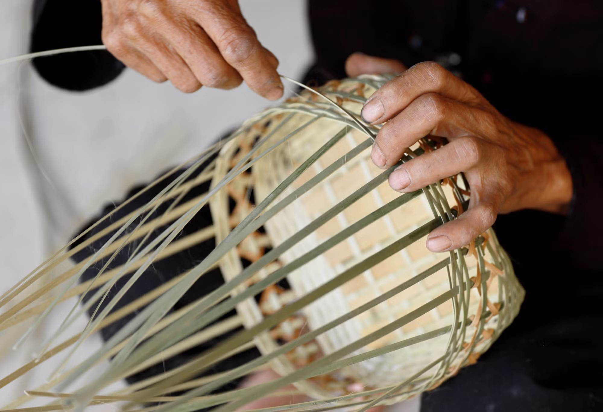 Người dân tộc Lự đan lát các sản phẩm, vật dụng phục vụ đời sống hàng ngày.