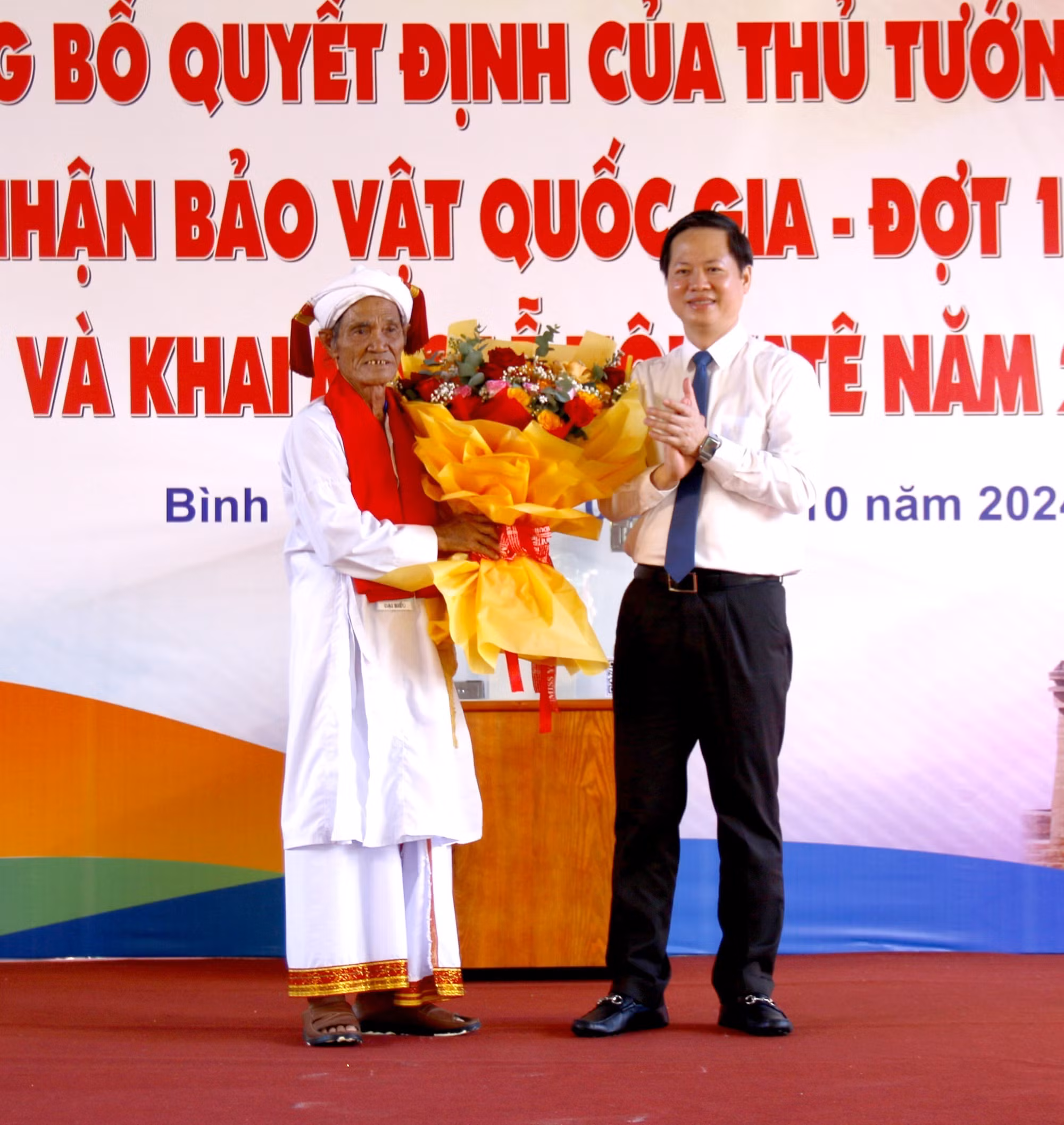 Sư cả Thường Xuân Hữu, Chủ tịch Hội đồng chức sắc Bàlamôn giáo tỉnh Lâm Đồng, dự lễ công bố Quyết định của Thủ tướng Chính phủ về việc công nhận bảo vật quốc gia đối với Linga vàng Bình Thuận.