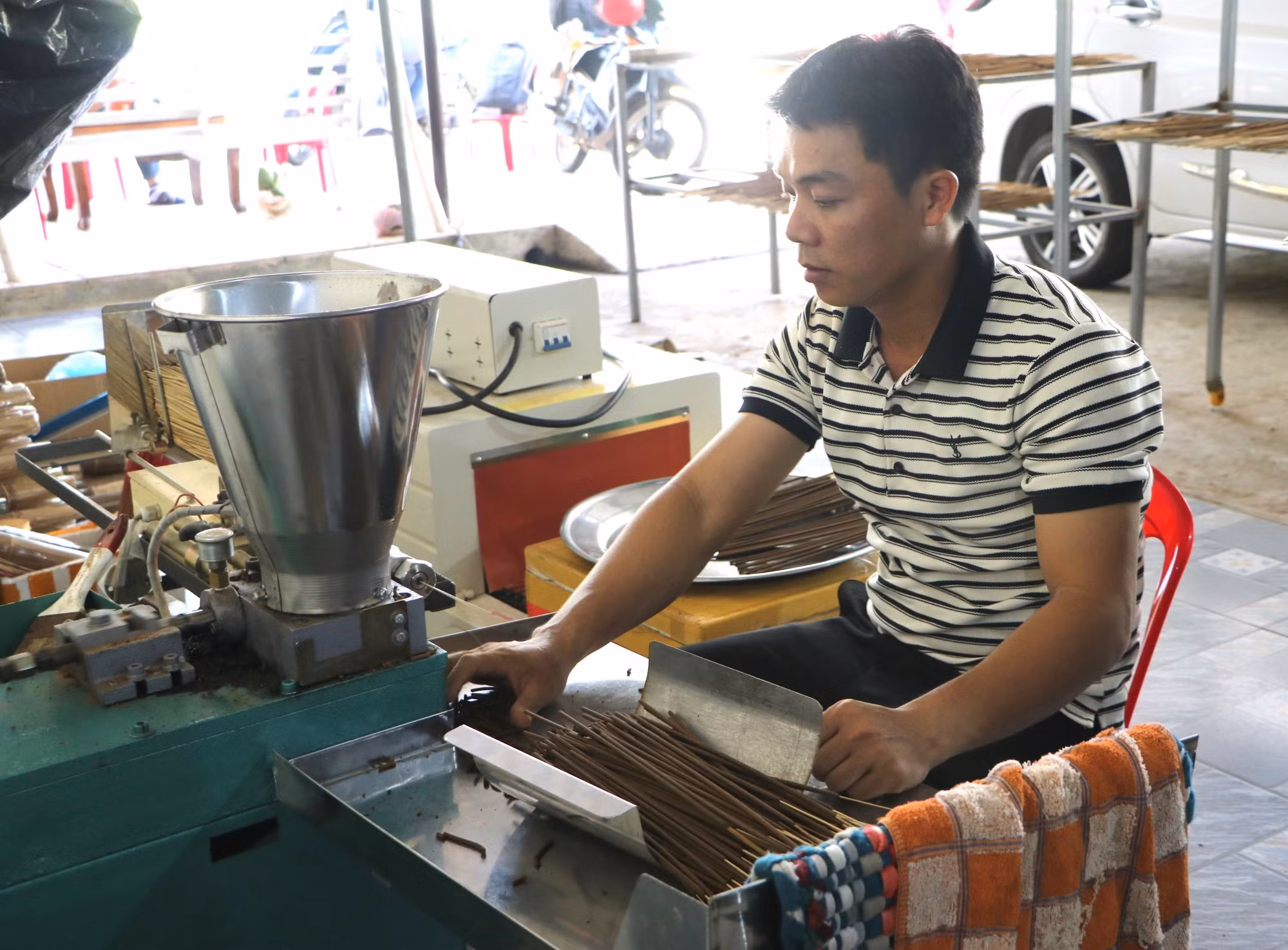 Anh Ngô Thanh Được, Giám đốc Hợp tác xã thảo dược Quảng Ngãi (xã Sơn Hạ) sản xuất hương trầm từ bột cây dó bầu.
