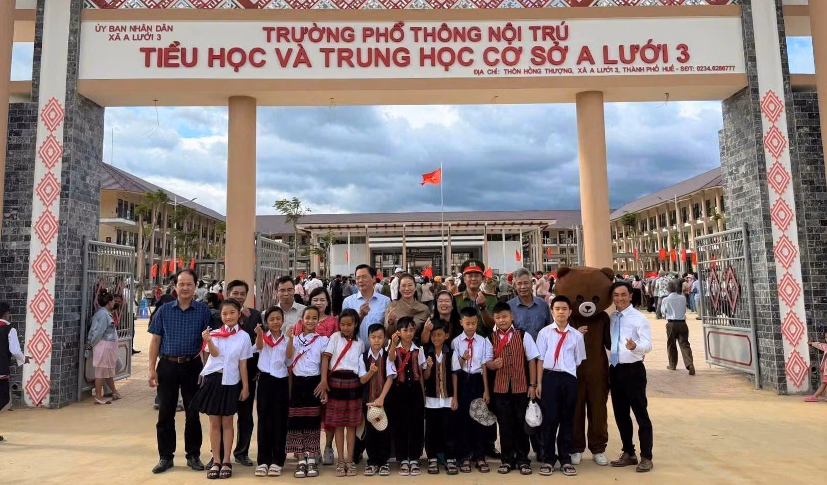 Lãnh đạo trường và học sinh Trường phổ thông nội trú liên cấp Tiểu học và Trung học cơ sở xã A Lưới 3 tập trung trước ngày khai giảng.