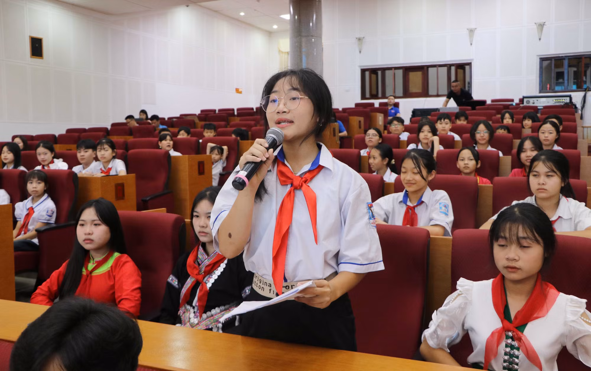 Đại biểu Nguyễn Ánh Hằng, lớp 8A1, Trường THCS Mường Than (huyện Than Uyên) đặt câu hỏi tại hội nghị.