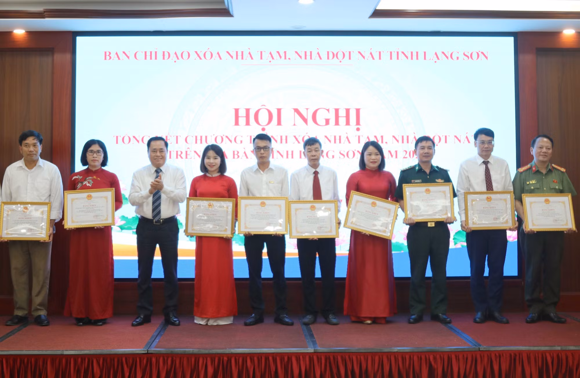 Đại diện các tập thể được nhận Bằng khen của Chủ tịch UBND tỉnh Lạng Sơn vì có thành tích xuất sắc trong chương trình xóa nhà tạm, nhà dột nát tỉnh năm 2025.